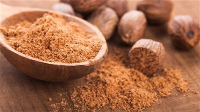 فوائد جوزة الطيب، يحسن جودة النوم ويعزز صحة الكبد