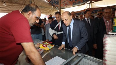 محافظ كفر الشيخ يتفقد معرض 