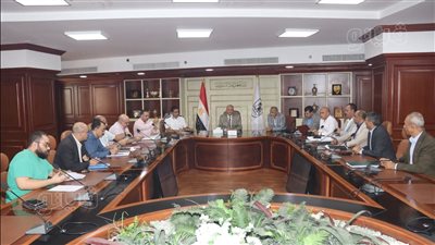 بني سويف تبحث تشغيل المواقف المُطورة وزيادة سيارات الأجرة 