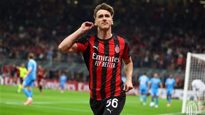 ميلان بـ 10 لاعبين يفوز على نابولي 1/2 وينتزع صدارة الدوري الإيطالي 