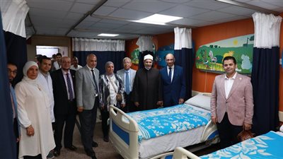 تعمل بالمجان، رئيس جامعة الأزهر يتفقد عيادة 