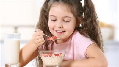 أضرار نزول ابنك إلى المدرسة بدون إفطار 