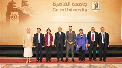 نائب رئيس جامعة القاهرة للدراسات العليا يستقبل وفدا صينيا لتعزيز التعاون 