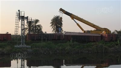 أوناش السكة الحديد تواصل رفع عربات قطار بضائع خرجت عن القضبان ببني سويف (صور)