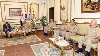 وزير الدفاع يلتقي نظيره الصومالي لتعزيز التعاون العسكري 