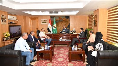 باجتماعه مع الجهاز التنفيذي، محافظ الفيوم يحذر من تحصيل مبالغ مالية من المواطنين تحت أي مسمى