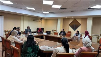 دليل أخلاقيات استخدام تطبيقات الذكاء الاصطناعى على طاولة 