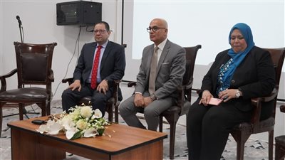 رئيس جامعة عين شمس يلتقي طلاب كلية الحاسبات والمعلومات والذكاء الاصطناعي بالجامعة الأهلية