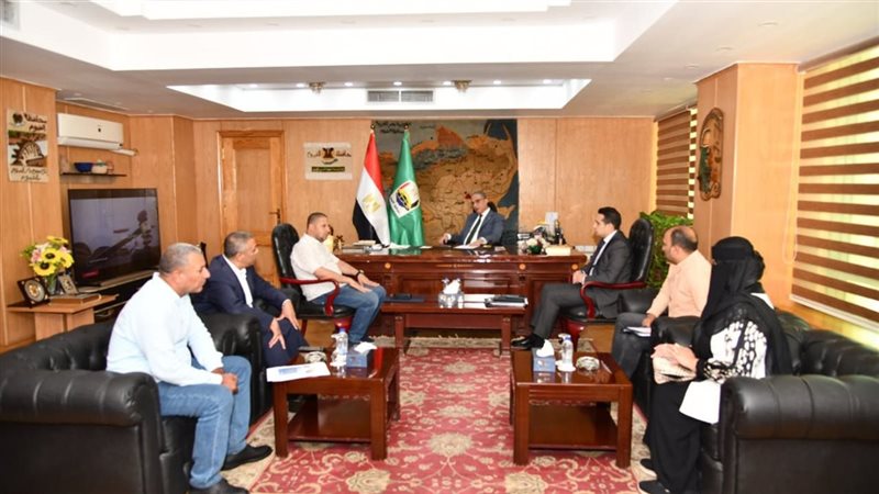 محافظ الفيوم يجتمع