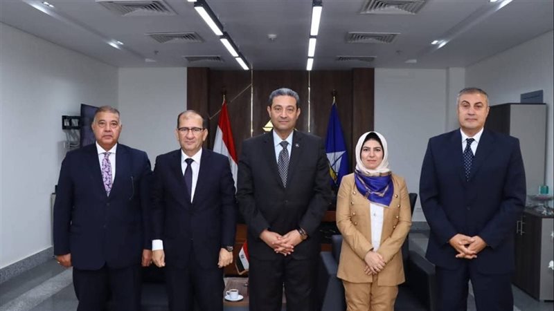 يناقش تنفيذ مشروع