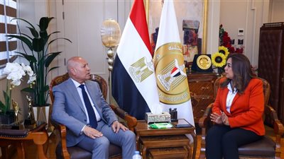 وزيرة التنمية المحلية تتابع مع محافظ القاهرة المشروعات التنموية والخدمية