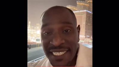 قطعت رزقي وأنا مظلوم، رسالة مؤثرة لموظف مطرود من عمله أمام المسجد الحرام (فيديو) 