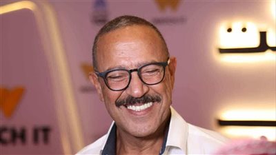 لفتة إنسانية من أشرف عبد الباقي في العرض الخاص لمسلسل ولد وبنت وشايب (فيديو)