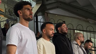 قمة بلا تعصب، ثنائي الأهلي بجوار حارس الزمالك في مدرجات استاد القاهرة (فيديو)