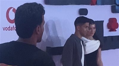 هشام جمال يدعم زوجته ليلى زاهر في العرض الخاص لمسلسل ولد وبنت وشايب (فيديو)