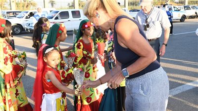استقبلوا السائحين بالورود، قنا تحتفل باليوم العالمي للسياحة في معبد دندرة (صور)