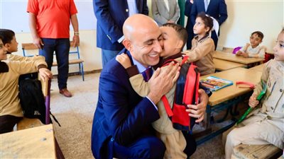 حضن وبوسة، لقطة عفوية لوزير التعليم مع أحد تلاميذ المنيا