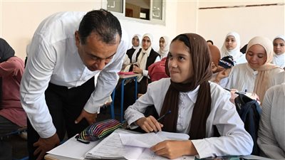 رئيس الوزراء يغير مسار جولته بالمنوفية ويتفقد مدرسة فاطمة الزهراء للبنات بأشمون (صور)
