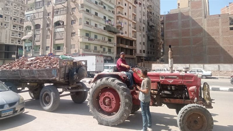 ضبط جرار محمل مخلفات
