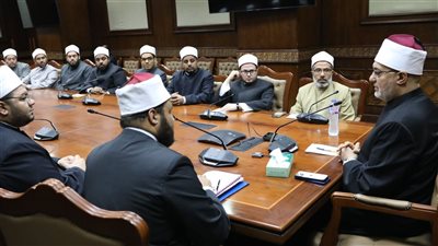 طالبهم بالصبر وحسن الاستماع، اجتماع خاص لـ نظير عياد مع مسؤولي الفتوى الشفوية