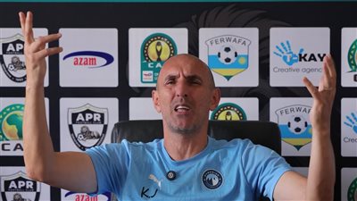 يورتشيتش يلقي محاضرة بالفيديو للاعبي بيراميدز قبل مغادرة فندق الإقامة