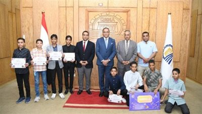 محافظ قنا يسلم العاملين شهادات اجتياز الدورة التدريبية في التحول الرقمي