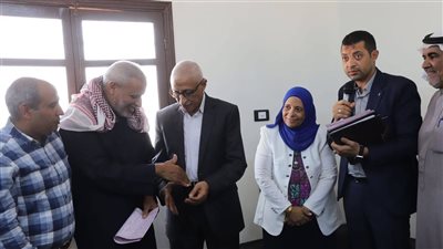 محافظ شمال سيناء يسلم الأوراق الثبوتية لعدد من أهالي نجع شيبانة والمهدية