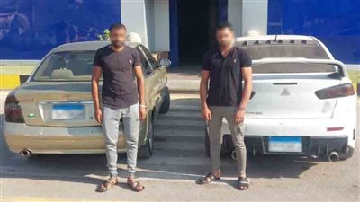 القبض على قائدي سيارتين للسماح للأطفال بالجلوس على النوافذ بالشرقية 