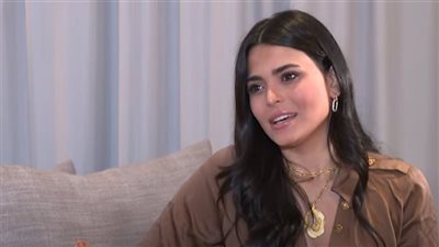 بإطلالة مميزة، أسماء جلال تخطف الأنظار في العرض الخاص لفيلم فيها إيه يعني (فيديو)