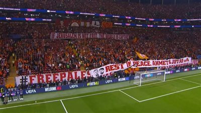 برقية حب لفلسطين.. جماهير جالاتا سراي توجه رسالة للعالم بمباراة ليفربول (صور)