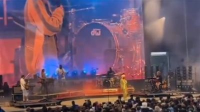 لحظة انهيار المغنية لولا يونج على المسرح بشكل مفاجئ وإلغاء حفلاتها المقبلة (فيديو) 