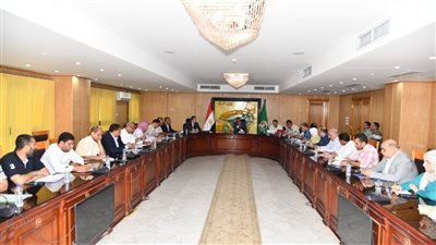 محافظ الفيوم يبحث خطط توزيع مخصصات الموازنة الاستثمارية للعام 2025/ 2026