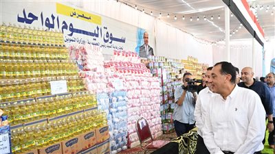 رئيس الوزراء يتفقد سوق اليوم الواحد للسلع الغذائية بأشمون (صور) 