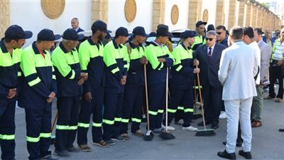 محافظ الدقهلية لعمال النظافة: “أنتم الجنود المجهولون الذين تعملون من أجل راحة وصحة المواطنين”