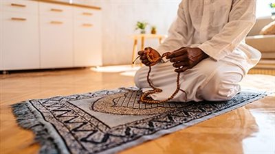 جريمة على سجادة الصلاة، التفاصيل الكاملة لمقتل أب على يد نجله بالخليفة 