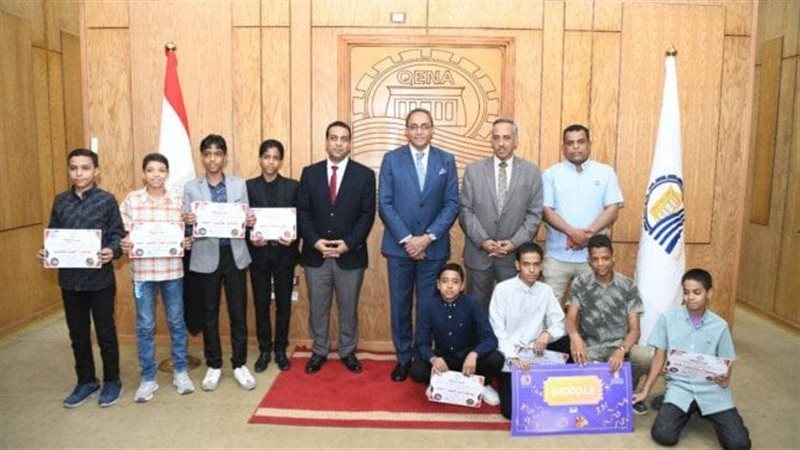 محافظ قنا يسلم العاملين