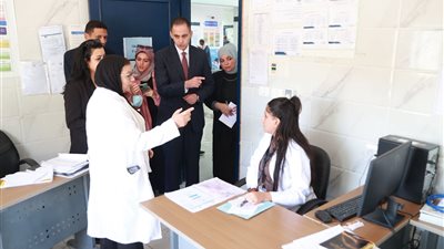 نائب وزير الصحة يتفقد صحة غرب الجامعات ويصرف مكافأة للعاملين تقديرًا لأدائهم المتميز