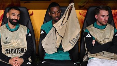 بعد تشجيع جنوني من جماهير جالطة سراي، تصرف غريب من محمد صلاح على دكة ليفربول (فيديو)