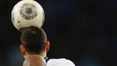 استشاري أعصاب يحذر من لعب الكرة بالرأس أكثر من 3000 مرة سنويًا لهذا السبب 