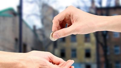 ما حكم التبرع أونلاين للجمعيات والمؤسسات الخيرية؟ أمين الفتوى يجيب (فيديو)