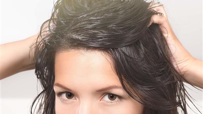 نصائح للعناية بالشعر الدهني، وتقليل لمعانه ودهونه