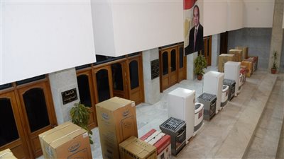 توزيع أجهزة كهربائية وأثاث لأهالي منطقة المصلى عقب تأهيل منازلهم (فيديو)