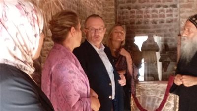 سفير التشيك وزوجته يزوران دير المحرق بالقوصية ضمن جولته في أسيوط (صور) 