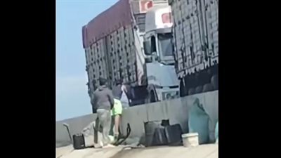 مقطع صادم، تريلات تفرغ حمولات ذرة لسرقتها قبل توصيلها، والنشطاء: كارثة (فيديو)