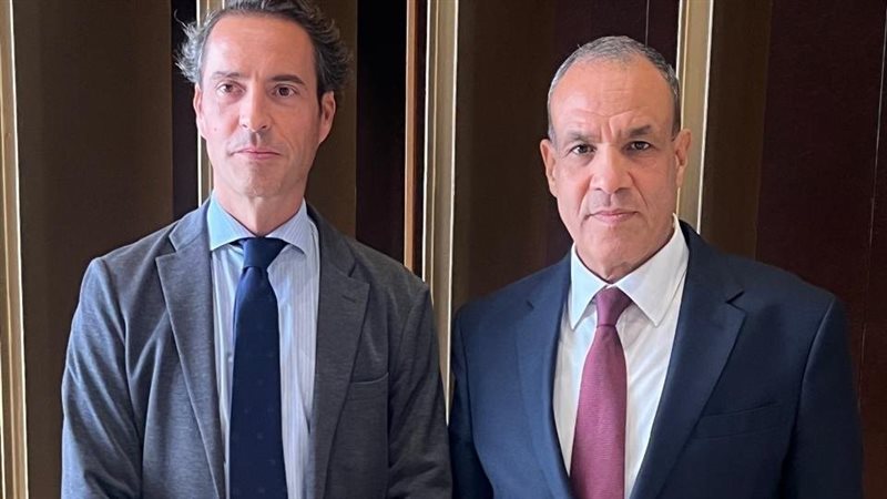 وزير الخارجية مع