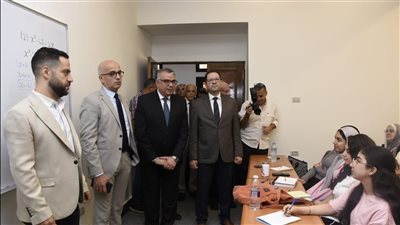 رئيس جامعة عين شمس يتفقد القاعات المخصصة لبرامج العلوم المصرفية