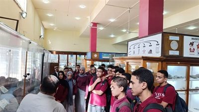 رحلة علمية لطلاب معهد الكوزن المصري الياباني داخل المتحف الجيولوجي بالقاهرة 