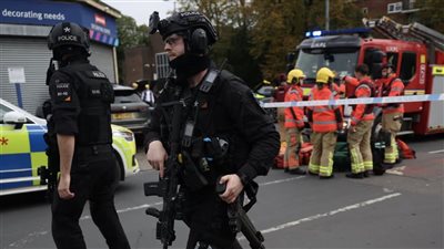 مقنعان يشعلان النار بمسجد في بريطانيا (فيديو)