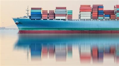 قناة السويس في مواجهة التحديات الجيوسياسية بالبحر الأحمر.. 661 سفينة تغير مسارها لتعبر المجرى الملاحي بدلًا من رأس الرجاء الصالح في 6 أشهر.. ومصر تتقدم 3 مراكز عالميًا في مؤشر اتصال شبكة الملاحة البحر