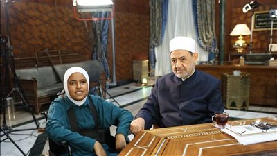 شيخ الأزهر يستقبل محاربة السرطان والإعاقة بسوهاج ويكرمها